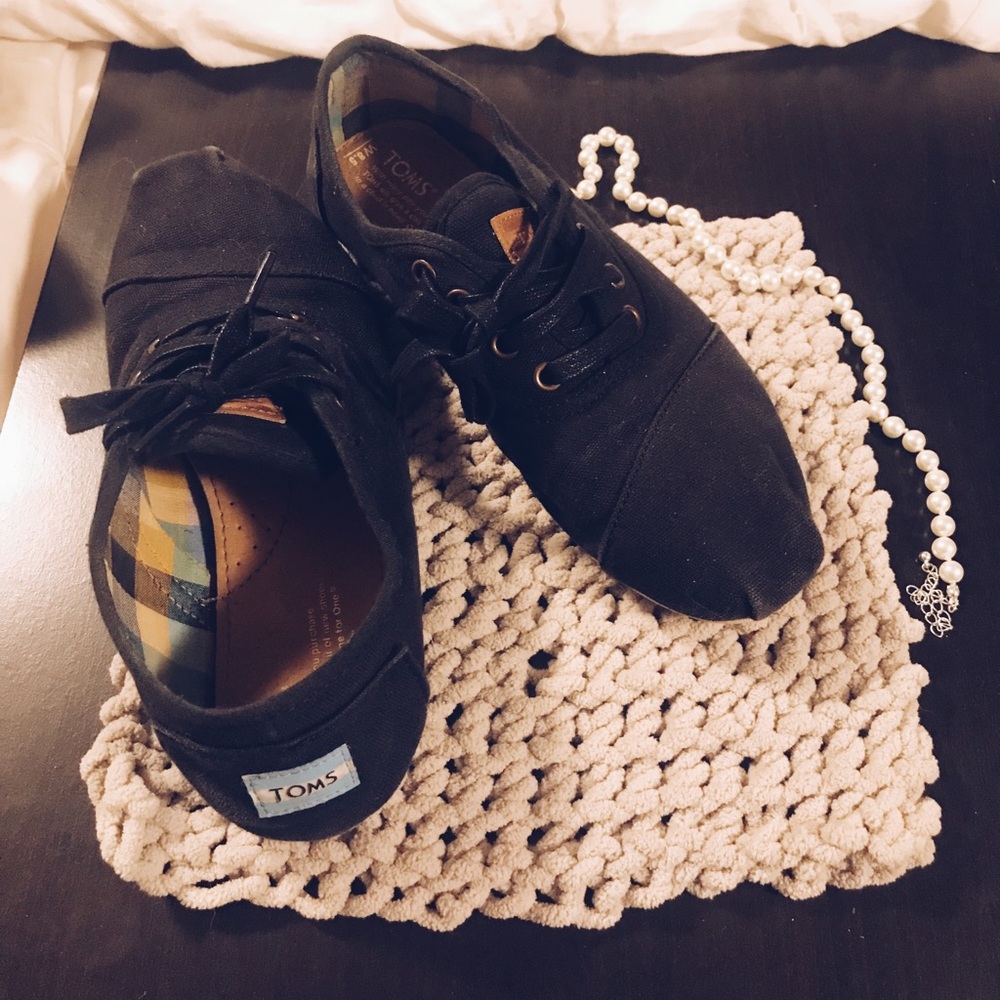 Black TOMS